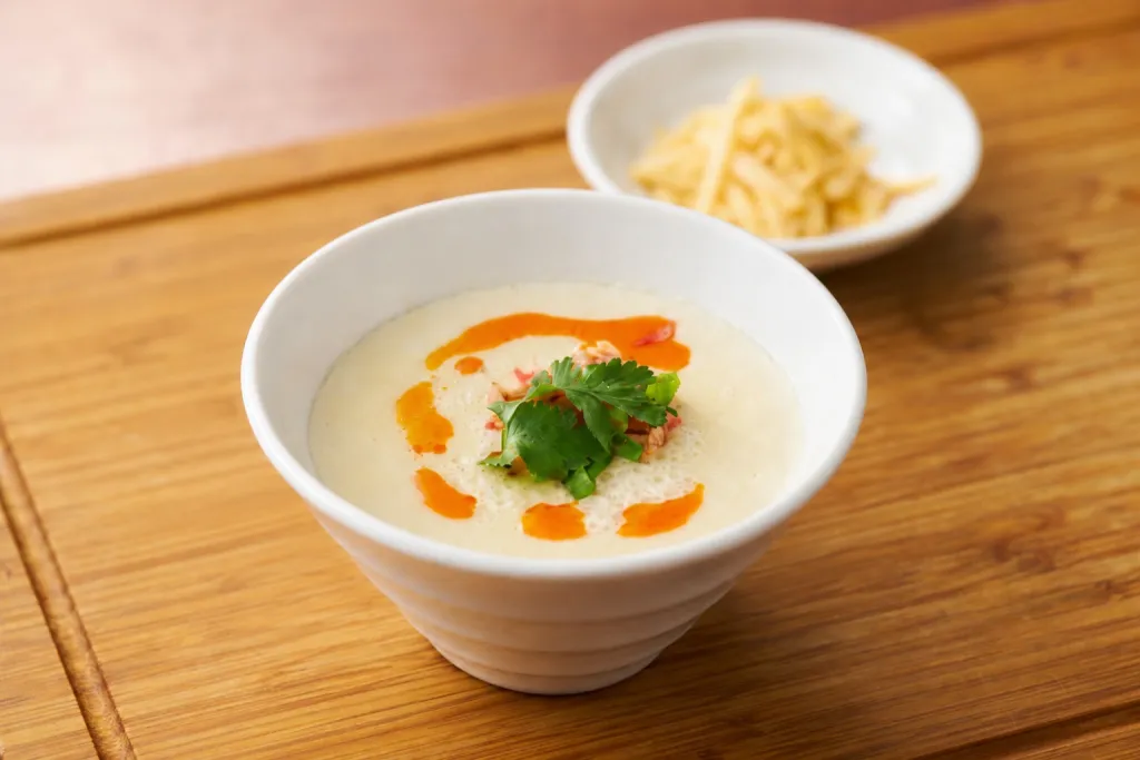 886食堂の鹹豆漿 ラー油とパクチーを添えた温かい豆乳スープ