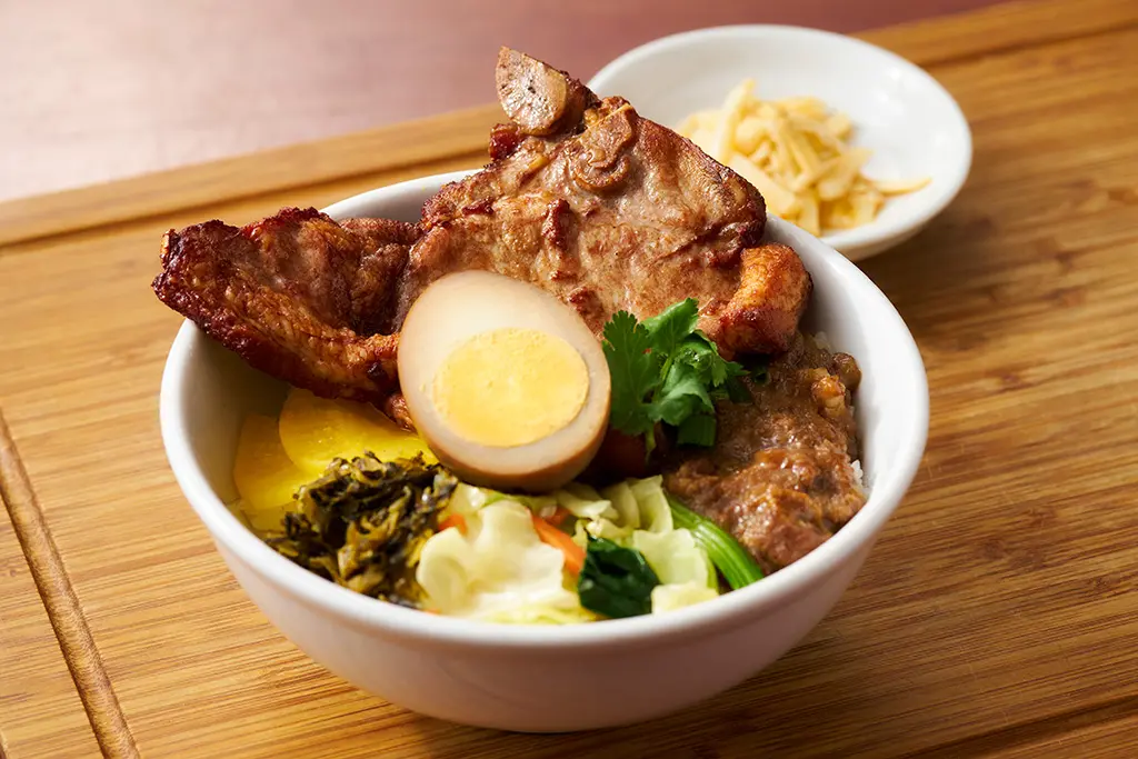 886食堂の台湾排骨飯 大きなパイコーがのった台湾式豚丼