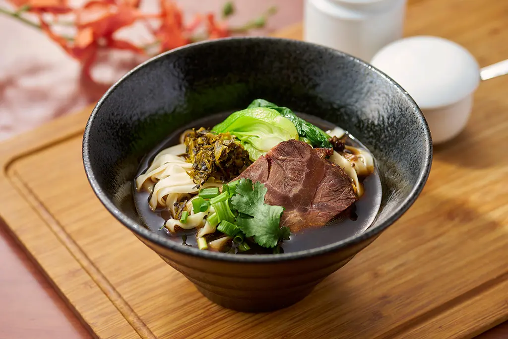 886食堂の台湾牛肉湯麺 7時間煮込んだ牛肉がのった麺